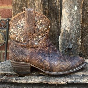 🤎🤍🖤Frye Deborah Studded Western Short Boots $598 Made in Spain 🇪🇸